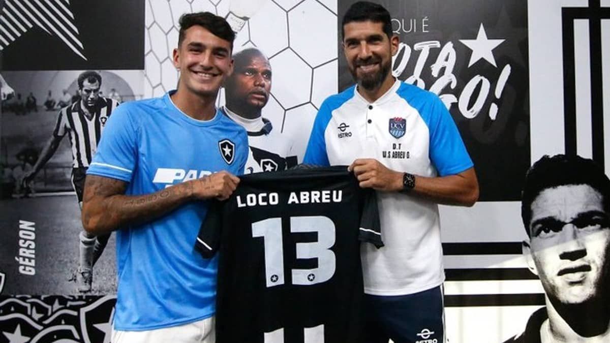 Loco Abreu recebe homenagem da diretoria do Botafogo