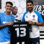 Loco Abreu recebe homenagem da diretoria do Botafogo