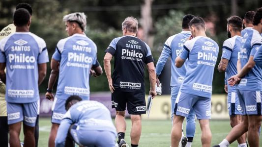 Diego Aguirre com o elenco do Santos no CT Rei Pelé, em treino nesta quinta-feira (7)