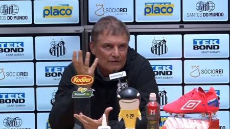 Diego Aguirre em entrevista coletiva após partida contra o Cruzeiro