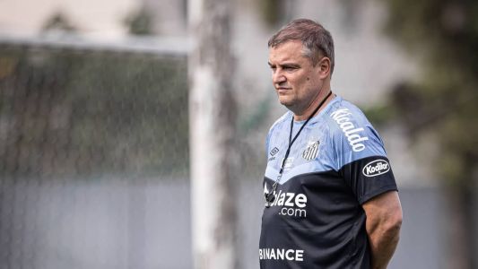 Diego Aguirre em treinamento do Santos no CT Rei Pelé