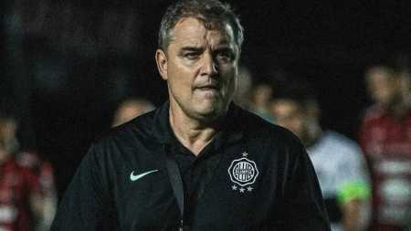 Diego Aguirre foi oficializado como novo técnico do Santos