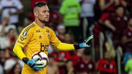 Diego Alves é um dos jogadores do Flamengo que testaram positivo para covid-19