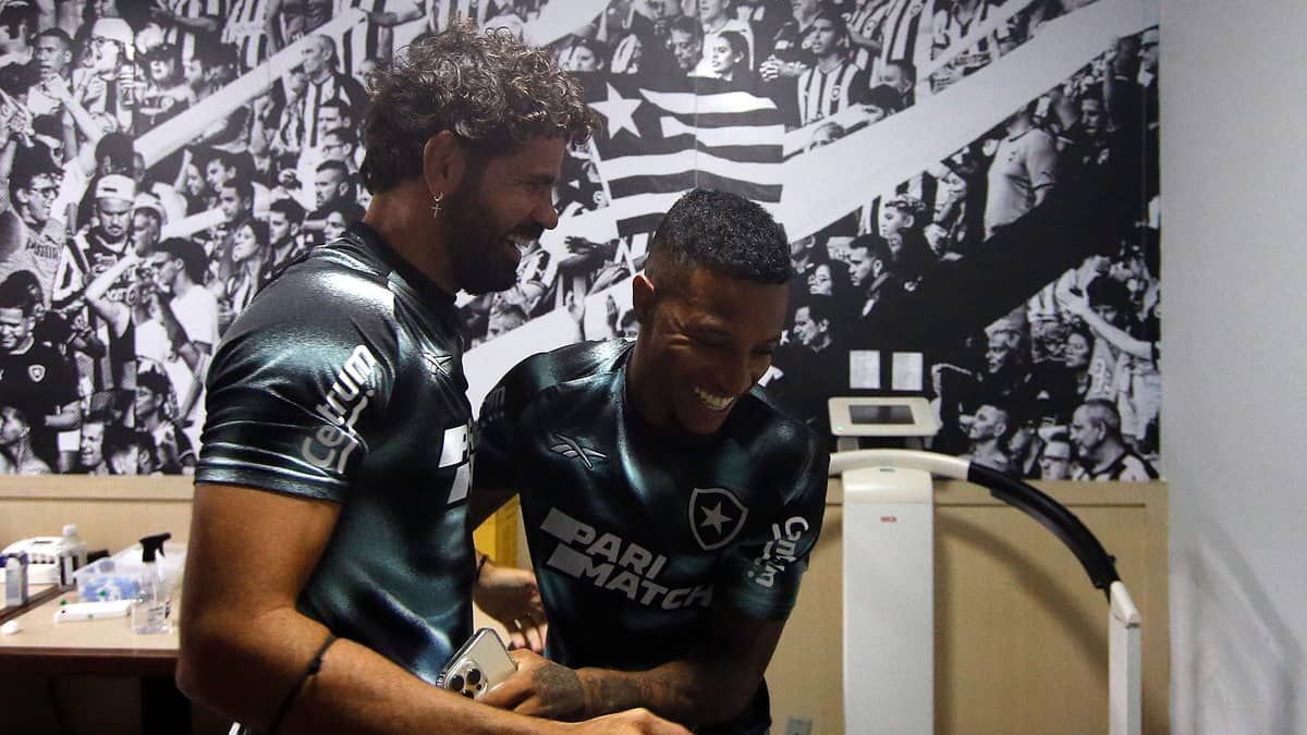 Exames e reencontro com Tchê Tchê: o primeiro dia de Diego Costa no Botafogo