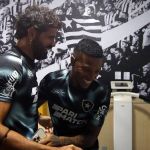 Exames e reencontro com Tchê Tchê: o primeiro dia de Diego Costa no Botafogo
