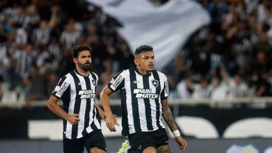 Diego Costa e Tiquinho Soares podem atuar juntos contra o Cruzeiro