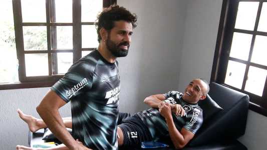 Diego Costa na resenha com Marçal no CT Lonier, do Botafogo