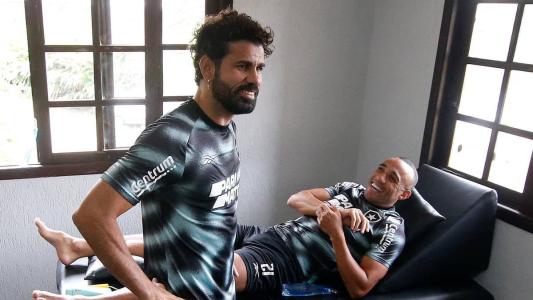 Diego Costa na resenha com Marçal no CT Lonier, do Botafogo