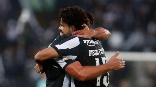 Diego Costa recebendo o abraço do companheiro de Botafogo
