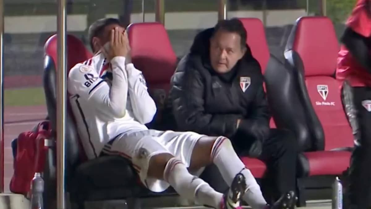 Diego Costa deixa campo chorando e pode virar décimo desfalque no São Paulo 