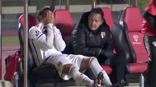 Diego Costa se lesionou e deixou o campo chorando em partida contra o Athletico