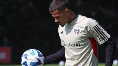 Diego Costa trabalhou com o restante do elenco do São Paulo nesta terça-feira