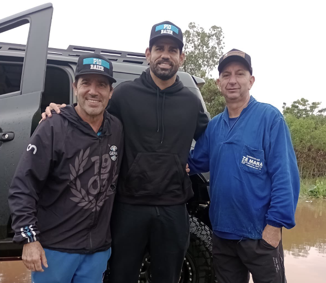 Diego Costa vai a região afetada por enchentes no RS e ajuda moradores; assista
