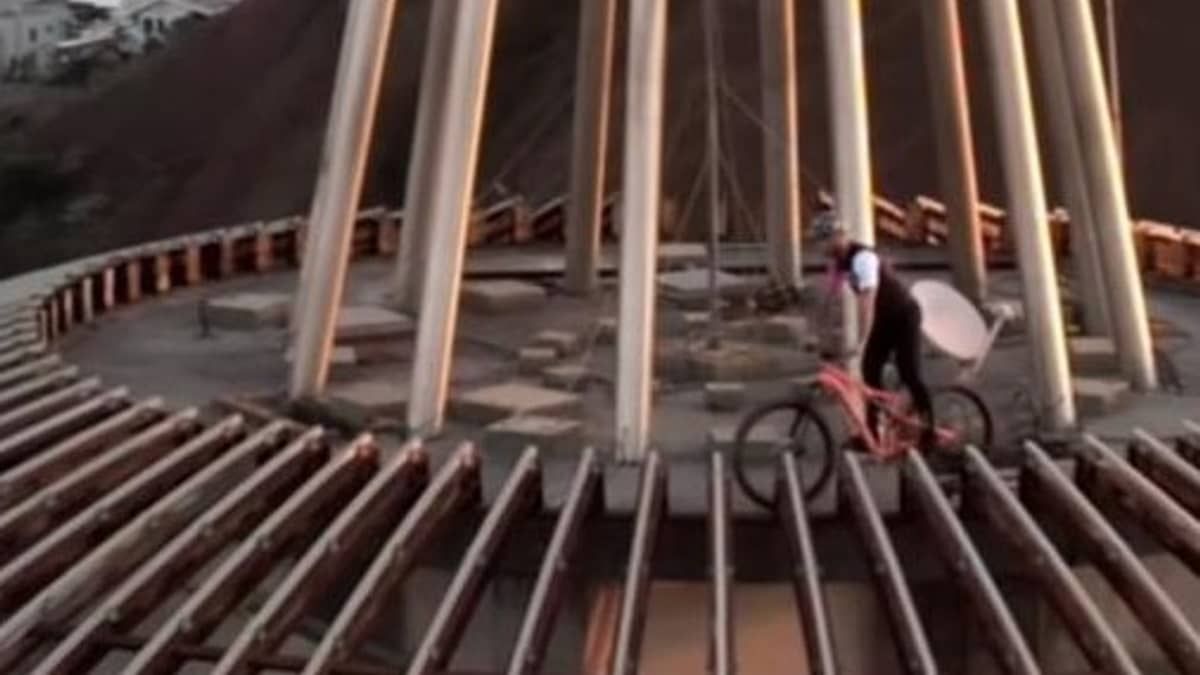 Vídeo: ciclista faz manobras no telhado da torre do restaurante Topo do Mundo a 100 metros de altura