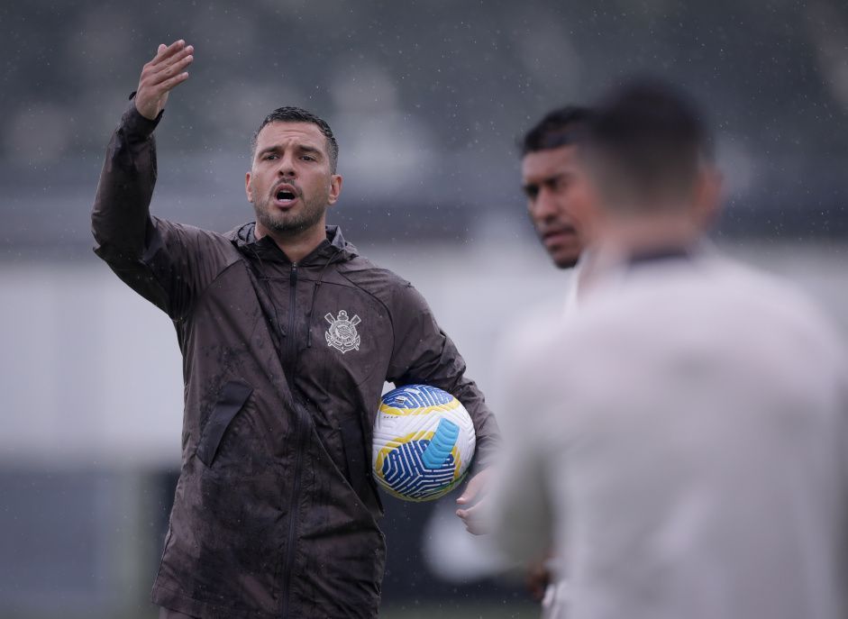 Auxiliar do Corinthians projeta novas possibilidades táticas para semana livre