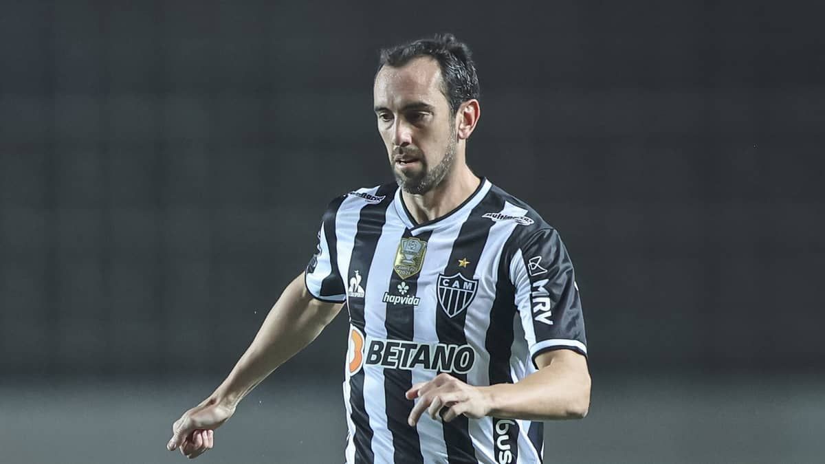 Atlético exalta ex-zagueiro, que anunciou aposentadoria: 'Liderança e entrega'
