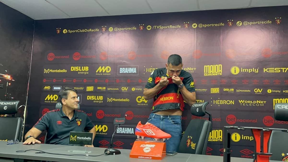 Com voz embargada, Diego Souza avisa: 'Sport é o meu último clube'