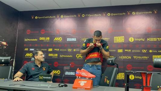 Diego Souza beijou o escudo do Sport na apresentação