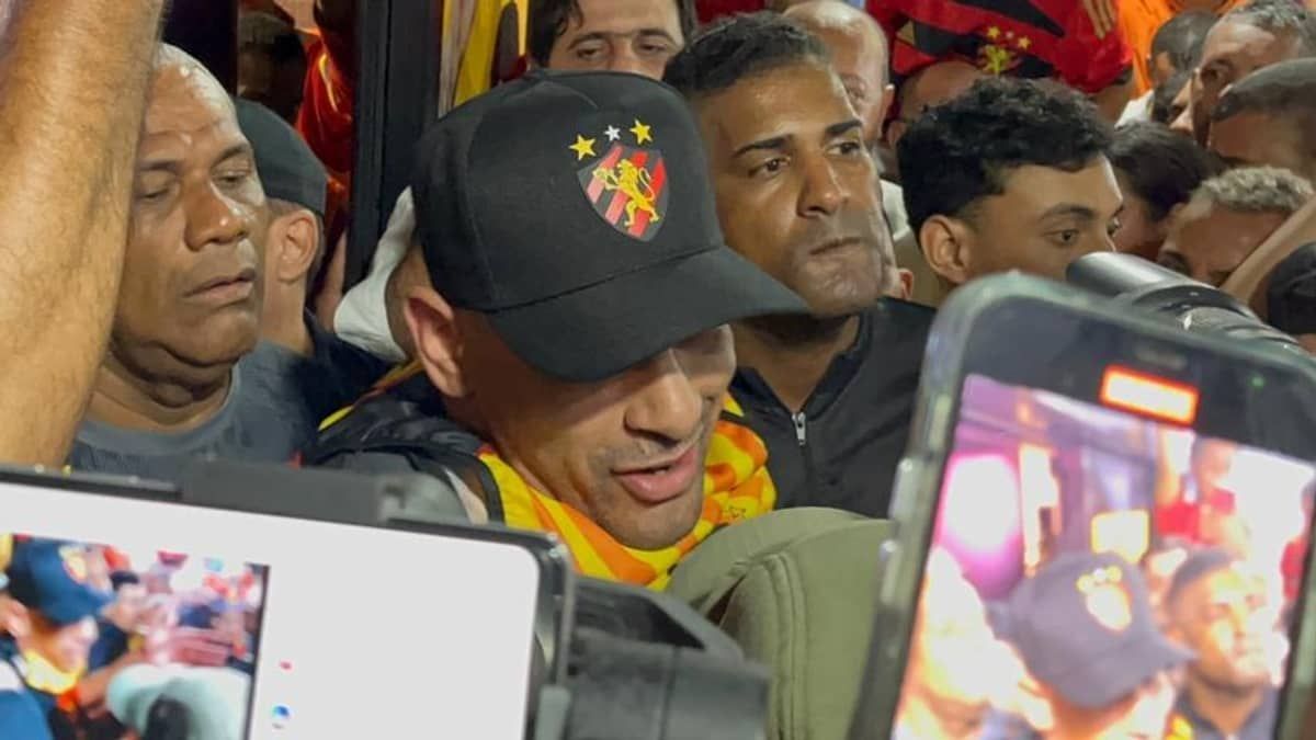 Reforço do Sport, Diego Souza é recebido por multidão em aeroporto; assista