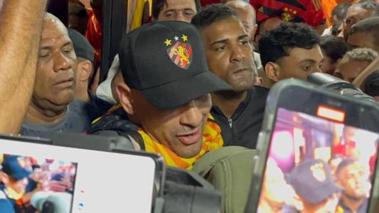 Diego Souza é recebido por multidão no Recife