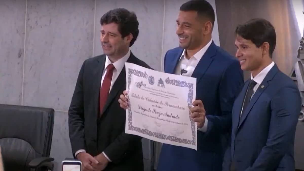 Ídolo do Sport, Diego Souza recebe título de cidadão pernambucano: 'Muito grato'