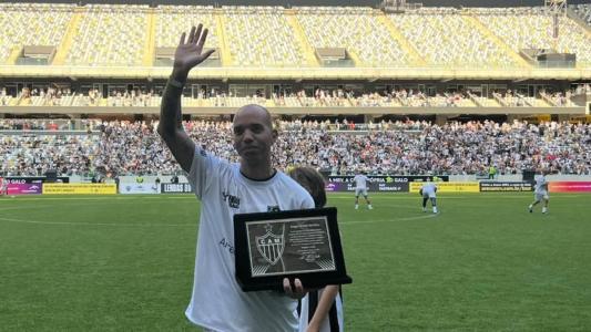 Diego Tardelli recebeu placa comemorativa do Atlético