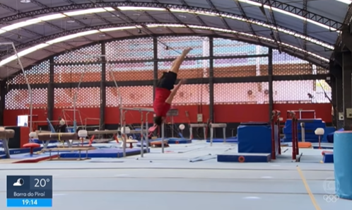 Repórter da Globo viraliza por habilidade com saltos da ginástica artística; assista