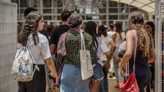 O Fies oferta vagas para estudantes poderem financiar os estudos, prioritariamente, em cursos de graduação em instituições não gratuitas participantes do programa