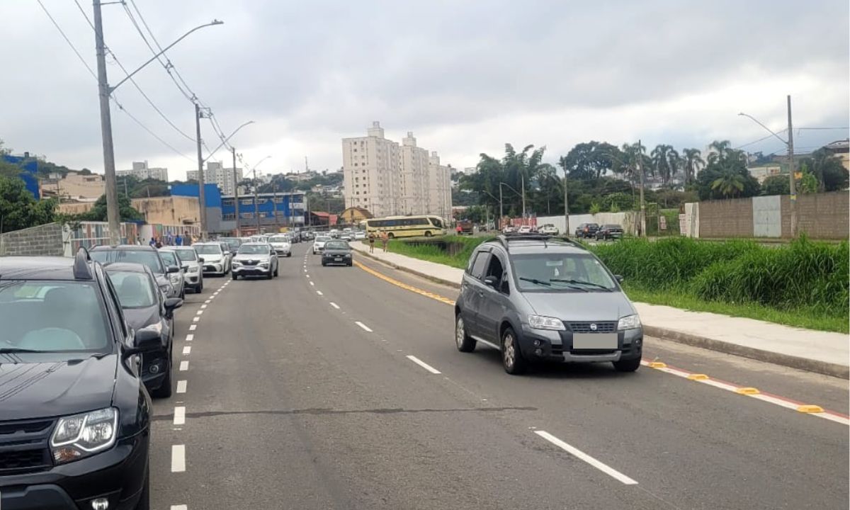 Pais e moradores denunciam dificuldade de travessia na Via São Pedro em JF