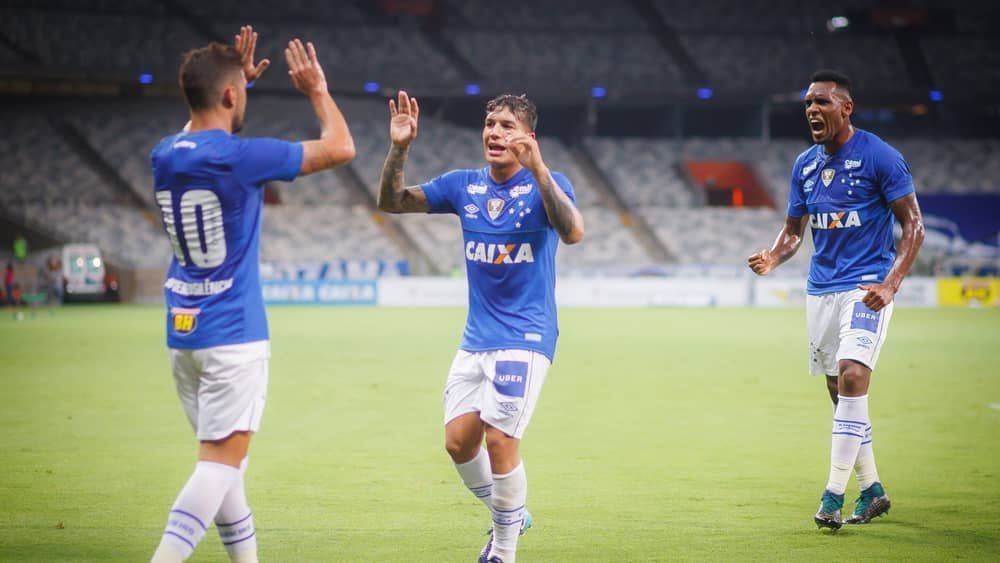 Zagueiro ex-Flu revela enorme carinho pelo Cruzeiro: 'Torcida fanática'
