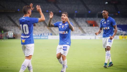 Digão (dir) durante partida pelo Cruzeiro em 2018