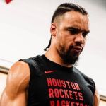 Jogador da NBA é expulso de quadra após 'golpe baixo' em adversário; assista