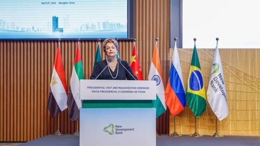 Dilma Rousseff em cerimônia de posse no Banco dos Brics