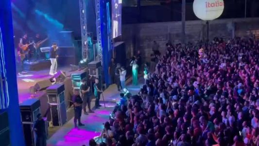 Dilsinho se apresenta para multidão em Caeté