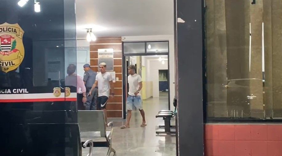 Morte de namorada de jogador do Corinthians: veja momento em que o atleta deixa a delegacia