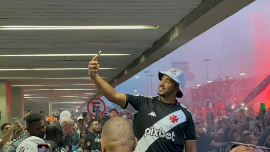 Dimitri Payet com a torcida do Vasco ao fundo, nesta quarta, no Galeão
