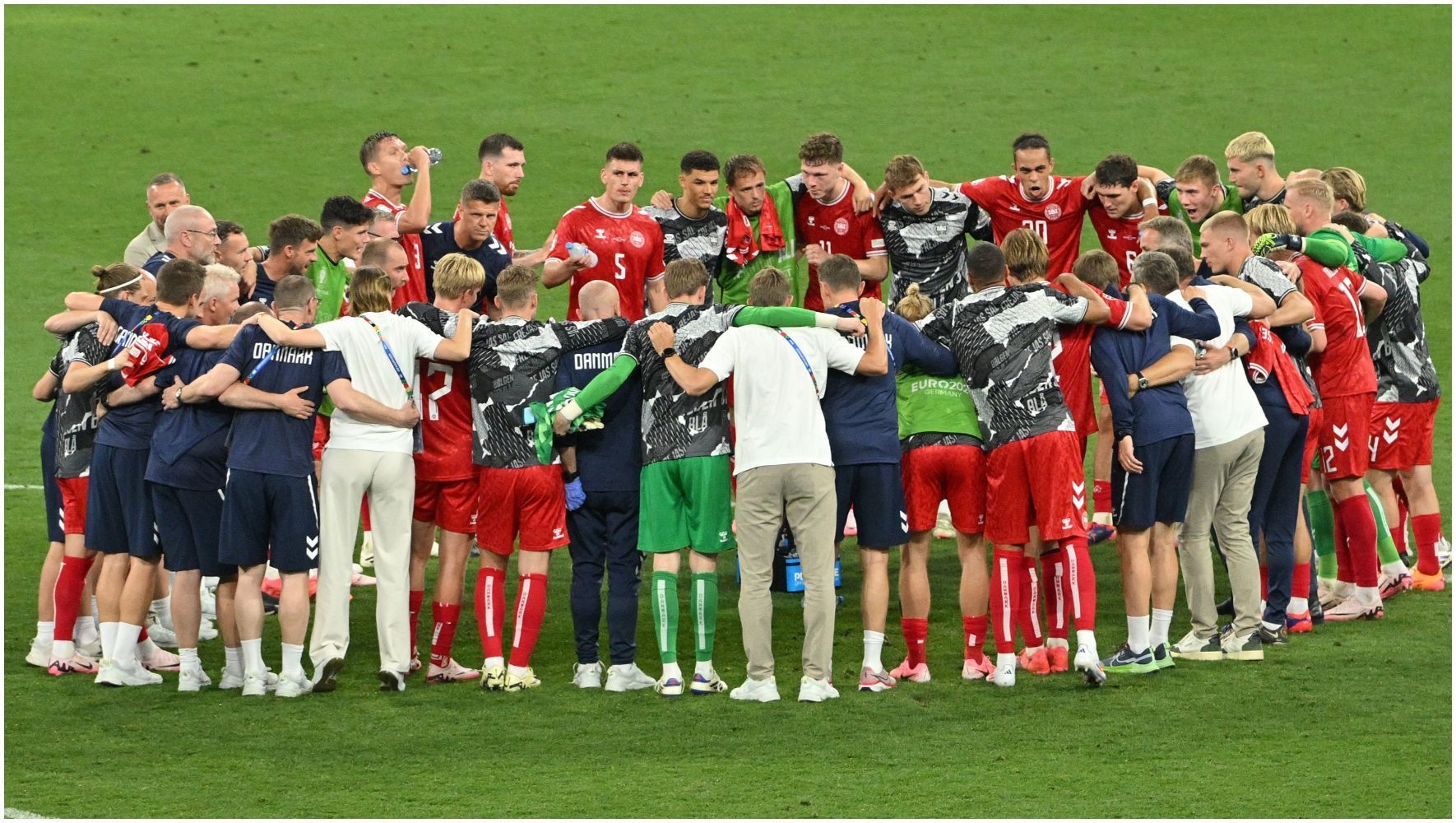 Dinamarca administra empate, vai às oitavas da Euro e elimina a Sérvia
