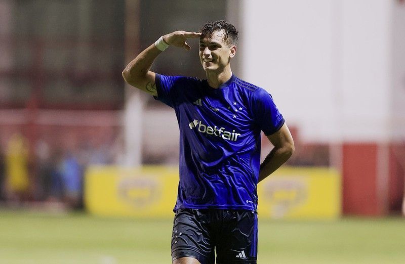 Cruzeiro vence Villa na estreia do Mineiro com gols de Dinenno e jovem da base