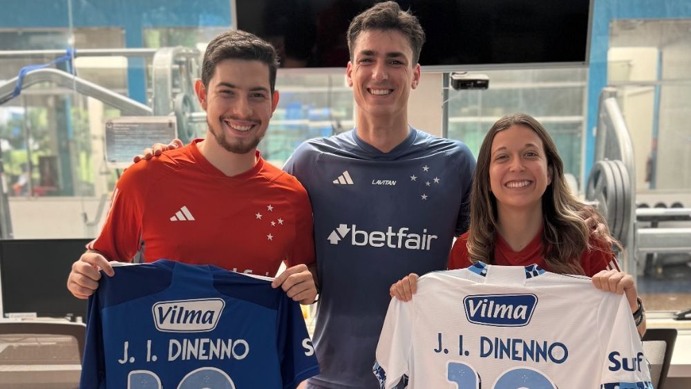 Em tratamento de lesão nas férias, Dinenno presenteia funcionários do Cruzeiro