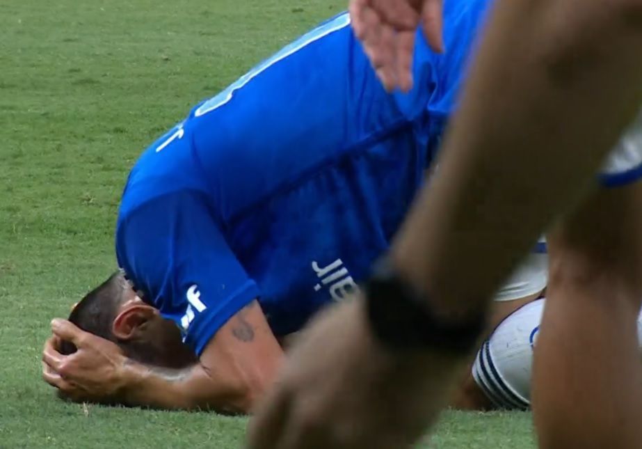Titular do Cruzeiro machuca joelho, deixa campo aos prantos e preocupa