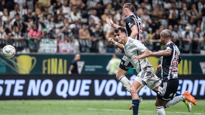 Cruzeiro: Dinenno se aproxima de números de Gilberto, mas com 20 jogos a menos