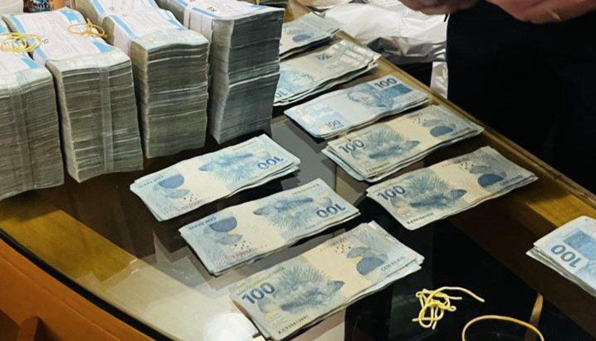 Polícia Federal apreende cerca de R$ 400 mil na casa de líder do PL