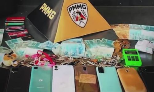 Dinheiro celulares cartões e outros objetos apreendidos com quadrilha em Juiz de Fora