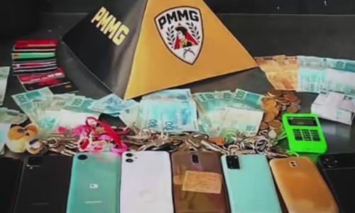 Dinheiro celulares cartões e outros objetos apreendidos com quadrilha em Juiz de Fora