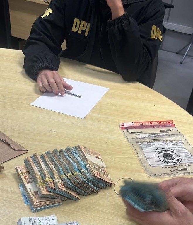 PF apreende R$ 1,5 milhão em espécie e cheques em bagagem de chinês no Aeroporto de Guarulhos (SP)