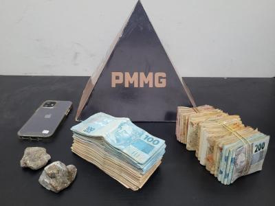 Dinheiro e droga apreendidos pela PMMG