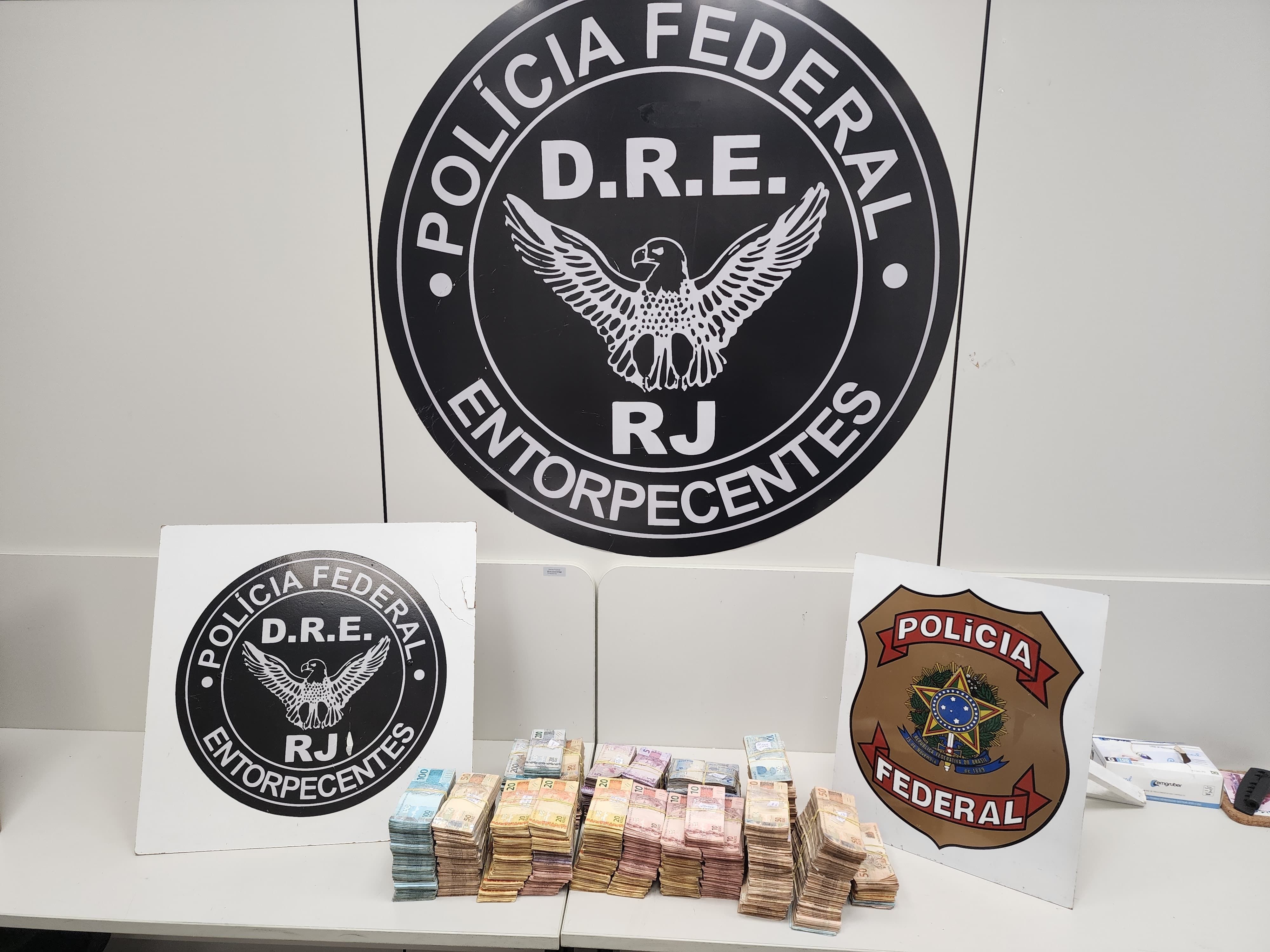 Mulheres são presas com quase meio milhão de reais em mochilas na Rodoviária do RJ