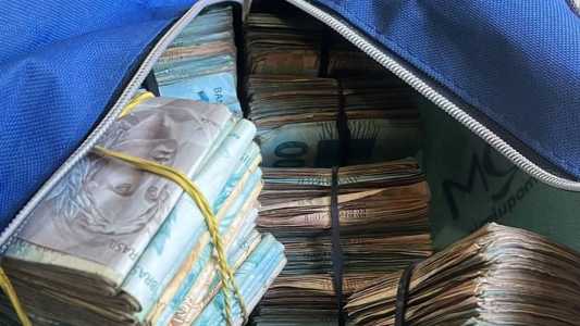 Dinheiro estava em bolsa encontrada pelos militares dentro da casa, em BH
