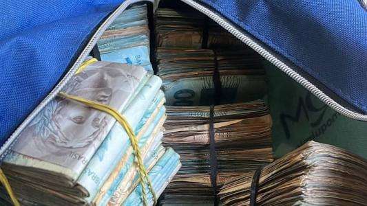Dinheiro estava em bolsa encontrada pelos militares dentro da casa, em BH