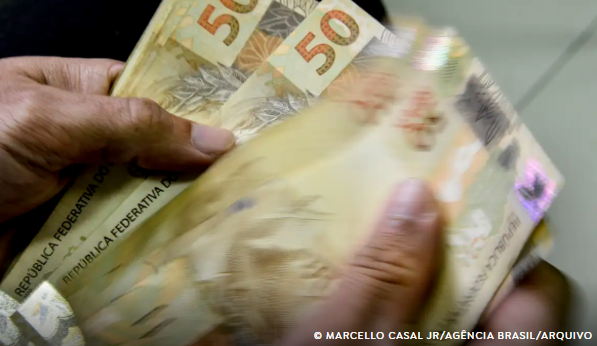 Empregados com carteira assinada recebem 1ª parcela do 13º salário até sexta-feira (29)